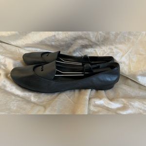 Nine West black leather flats